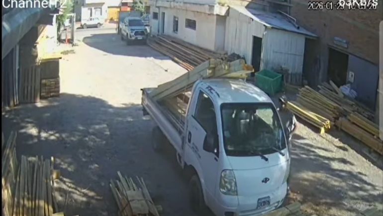 Video: buscan a un trapito que robó dinero en una maderera, a plena luz del día