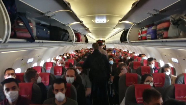 España: escándalo por un avión que no respetó el aislamiento