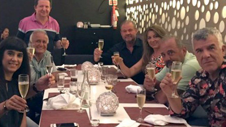 El popular trío se reunió junto a sus parejas en un hotel de Punta del Este para disfrutar de una cena y ultimar detalles de su vuelta.