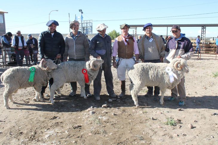 Abel, a la izquierda, en Feria de la Producción Zapala. Foto: gentileza Abel, a la izquierda, en Feria de la Producción Zapala. Foto: gentileza