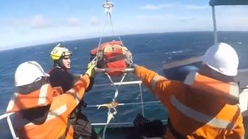 El momento en que comienzan a subir al accidentado al helicóptero, suspendido en el aire a gran altura, en medio de fuertes vientos y con grandes olas en el mar de Chubut. El momento en que comienzan a subir al accidentado al helicóptero, suspendido en el aire a gran altura, en medio de fuertes vientos y con grandes olas en el mar de Chubut.