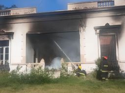 El antiguo palacio se incendió el lunes por la mañana. Después los bomberos encontraron un explosivo. Su dueño dijo que no implicaba peligro. El antiguo palacio se incendió el lunes por la mañana. Después los bomberos encontraron un explosivo. Su dueño dijo que no implicaba peligro.