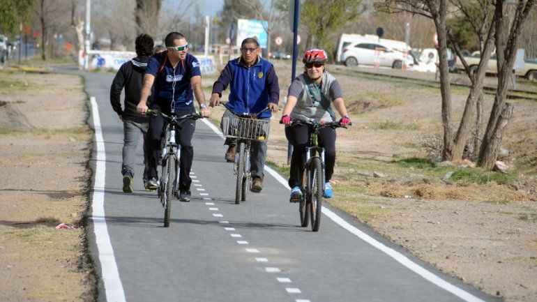 En dos ruedas, los neuquinos tratan de evitar el colectivo