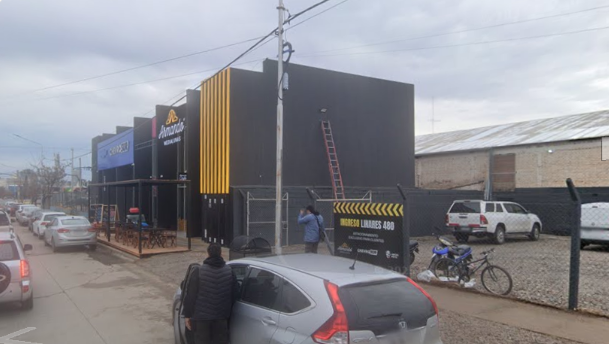 El local de medialunas, ubicado en Linares al 400, recibió el violento ataque / Foto Google Maps
