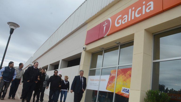 El crédito del Banco Galicia está dirigido a individuos con un ingreso mínimo mensual de $85.000, que tengan entre 18 y 80 años y cuenten con un Token Galicia activo. El crédito del Banco Galicia está dirigido a individuos con un ingreso mínimo mensual de $85.000, que tengan entre 18 y 80 años y cuenten con un Token Galicia activo.