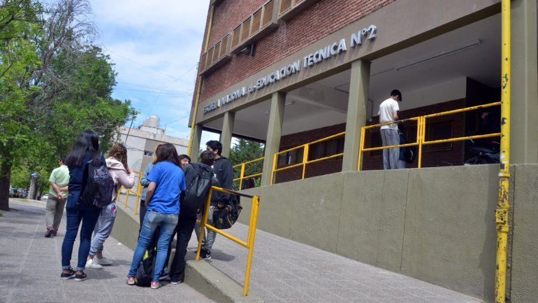 Las EPET desbordan de pibes, pero pocos terminan