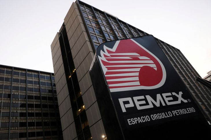 FOTO DE ARCHIVO: El logotipo de la petrolera estatal mexicana Pemex aparece en su sede en Ciudad de México
