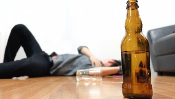 Los especialistas señalan que el abuso en el consumo de alcohol genera problemas en la vida familiar y social de estos chicos, así como también el abandono de la escolaridad. 