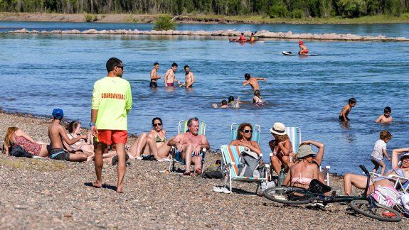 Salvaron a 31 bañistas entre una multitud que fue al Limay durante el fin de semana