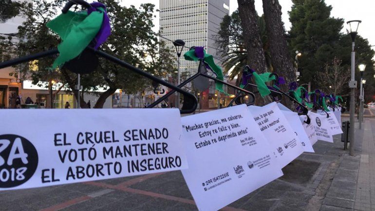 Con 500 perchas, recordaron que hace un año el Senado rechazó el aborto legal