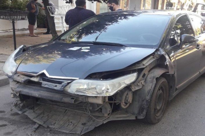 Borracho al volante chocó de lleno contra un árbol y una casa