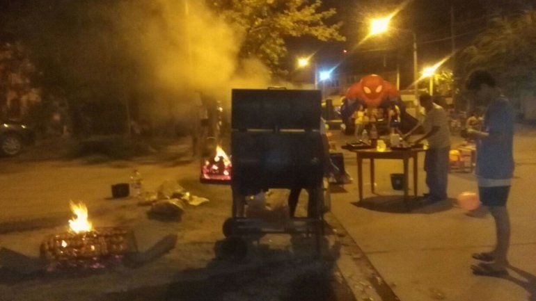 Vecinos de Mudón hicieron una choripaneada para recuperar la calle