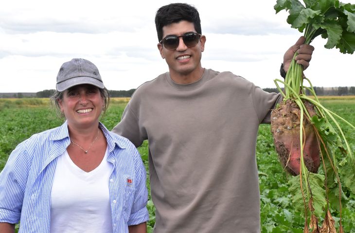 Verónica Favere, Jefe de la Agencia de Extensión Rural (AER) INTA Valle Medio junto a uno de los directores del Establecimiento Don Manuel. Verónica Favere, Jefe de la Agencia de Extensión Rural (AER) INTA Valle Medio junto a uno de los directores del Establecimiento Don Manuel.