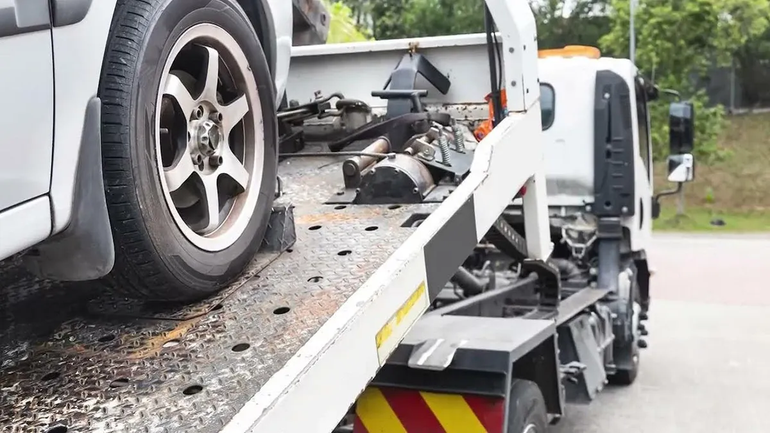 Le robaron el auto en pleno centro de Neuquén: dos ladrones lo empujaban a dos cuadras