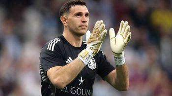 el chelsea negocia con el dibu martinez para ficharlo: que falta para que se acuerde la transferencia