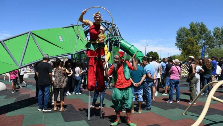 Unión de Mayo tiene una nueva plaza temática de dinosaurios y ya son cuatro los parques en el oeste de Neuquén