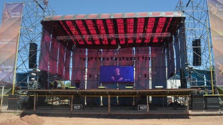 Escenario al que se subirán desde las 18 los artistas invitados.