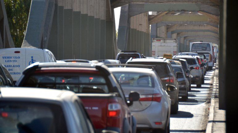 Motochorros aprovechan el embotellamiento por las obras en la zona de los puentes