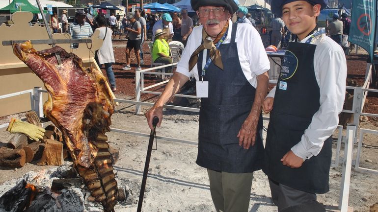 Asadores: Don Juan y Bautista, dos generaciones unidas por el amor a las brasas