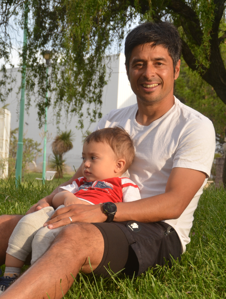 Bruno Weisser y la felicidad de compartir la vida con su hijo y el regreso al fútbol. Fotos: Antonio Spagnuolo