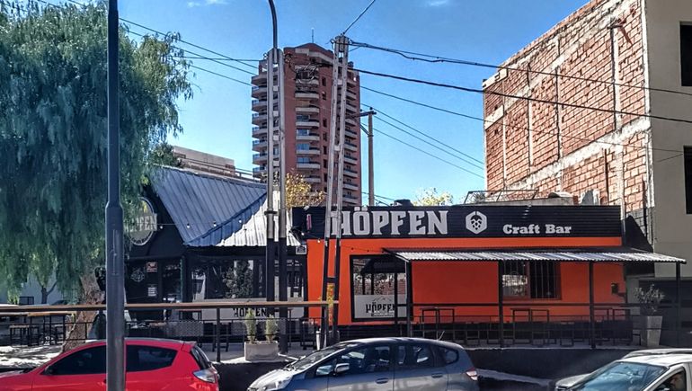 Desvalijó una cervecería y lo encontraron pidiendo plata en un semáforo