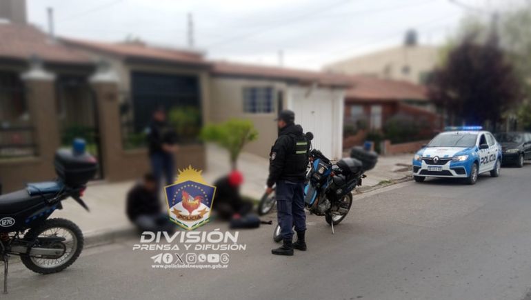 La Policía recuperó casi 100 gramos de cocaína en el operativo.