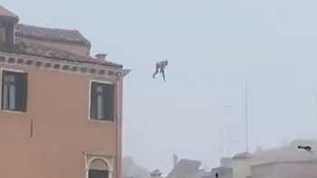Video: saltó del techo de un edificio hacia el Gran Canal de Venecia