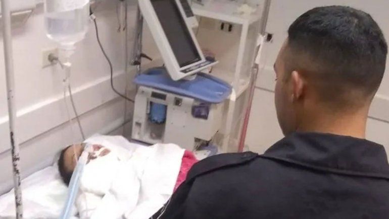 La prendió fuego delante de su hija y la dejó grave