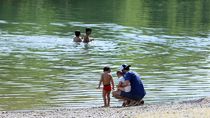 Grandes y chicos buscaron refugio en el río en Neuquén. Grandes y chicos buscaron refugio en el río en Neuquén.