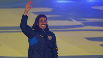 Cavani saludando a la gente después de pisar La Bombonera con más de 30 mil personas. Cavani saludando a la gente después de pisar La Bombonera con más de 30 mil personas.