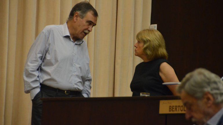 Javier Bertoldi durante la sesión cambiando opiniones con Nancy Parrilli.