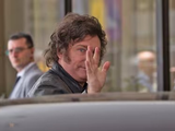 El presidente Javier Milei me pidió que cerráramos las sucursales del Banco Nación, dijo Caputo.﻿