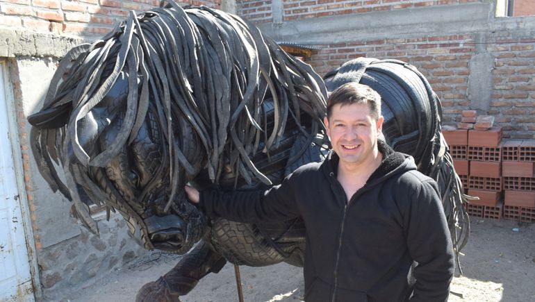 El zapalino que hace arte con materiales reciclados