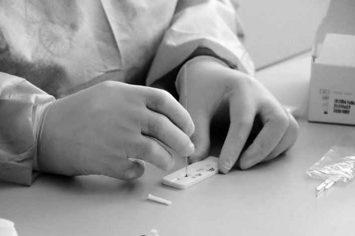 Los casos positivos de coronavirus aumentan lentamente pero sin freno.