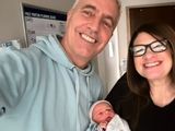 Marley junto a la mujer gestante de su hija Milenka