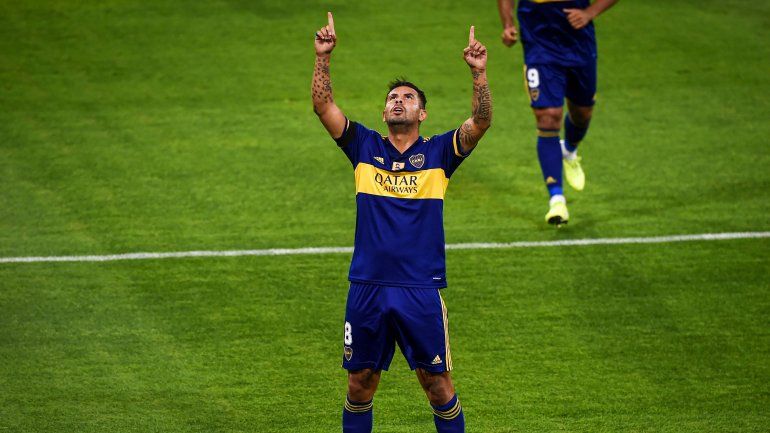 El colombiano Cardona la rompió y fue la gran figura. Le dedicó sus dos goles a Maradona.