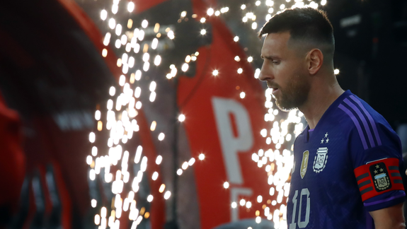 Messi y una estampa de capitán, de crack, de campeón. Su voracidad no le permite aflojar.&nbsp;
