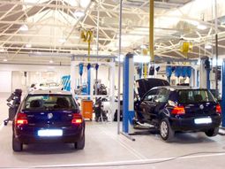 La mujer se llevó un dolor de cabeza tras dejar el auto en el taller mecánico. Foto Ilustrativa. La mujer se llevó un dolor de cabeza tras dejar el auto en el taller mecánico. Foto Ilustrativa.