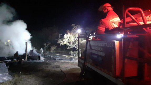 Se les incendió la cabaña en la primera noche de sus vacaciones y perdieron todo