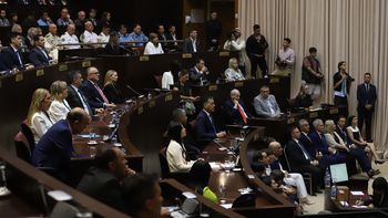 El discurso de Rolando Figueroa fue seguido por los diputados en la Legislatura neuquina / Foto