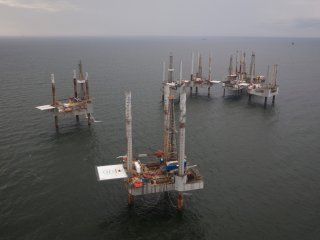 Plataformas petroleras en el Golfo de México cerca de Port Fourchon, Luisiana, 11 agosto 2010. REUTERS/Lee Celano/