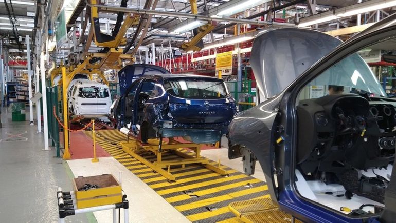 Tres autos dejaron de producirse en Fábrica Santa Isabel de Renault.