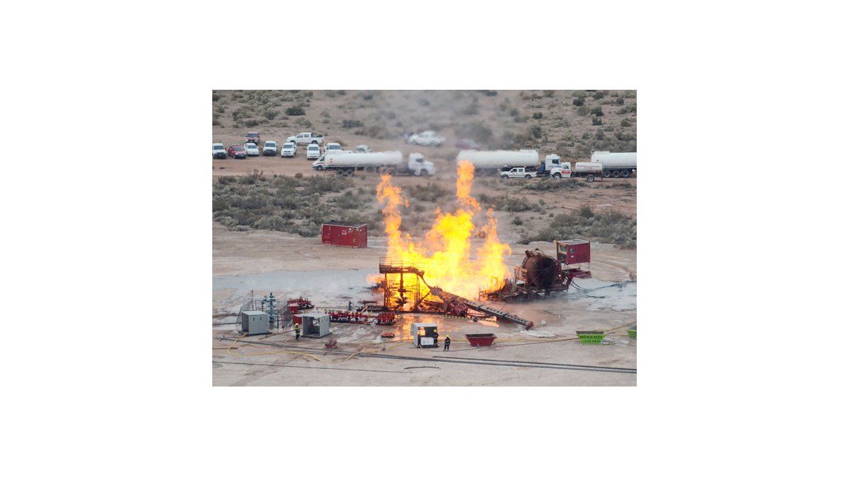El incendio en un pozo de gas de Pluspetrol continuará varios días