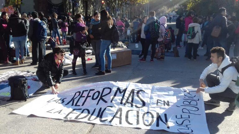 Acusan a los estudiantes de estar más preocupados por Vaca Muerta que por infraestructura