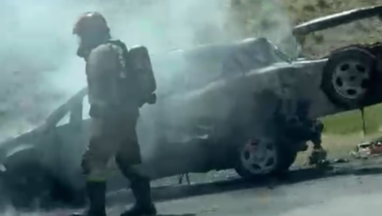 Un incendio destruyó una camioneta cerca del puente carretero en Cipolletti