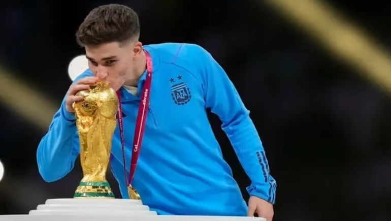 Julián Álvarez besa la Copa del Mundo en la inolvidable consagración de la Selección en Qatar 2022. Julián Álvarez besa la Copa del Mundo en la inolvidable consagración de la Selección en Qatar 2022.