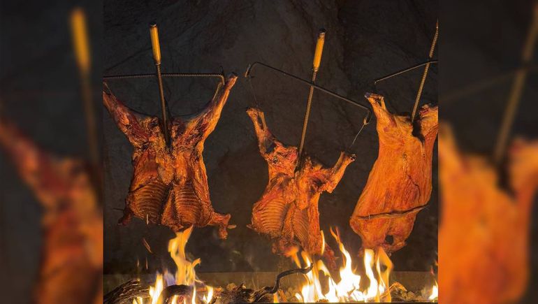 Al final de la caminata y la obra de teatro a los participantes los espera un suculento chivo al asador.