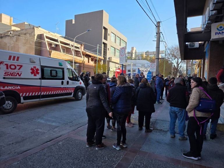 Un jubilado murió tras descompensarse en la fila de PAMI en Neuquén