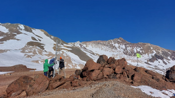 Técnicos durante la instalación de los equipos de monitoreo volcánico en el Domuyo. Técnicos durante la instalación de los equipos de monitoreo volcánico en el Domuyo.