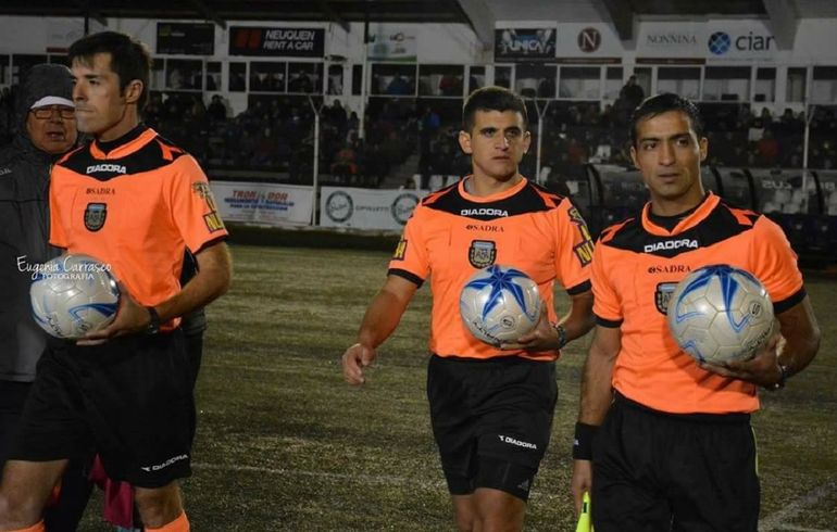 Lucas Novelli Sanz, en el medio, en uno de los partidos que dirigió en La Visera de Cipolletti en 2017. Foto: Cipo Pasión Lucas Novelli Sanz, en el medio, en uno de los partidos que dirigió en La Visera de Cipolletti en 2017. Foto: Cipo Pasión